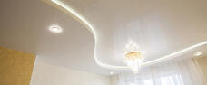 Светлый потолок в спальне с подсветкой фото